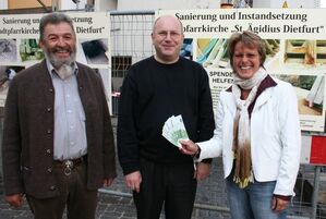 Der Pfarrer freut sich über die Spende der SPD
