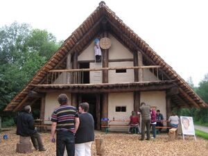 der schlangenköpfige Keltengott wird montiert